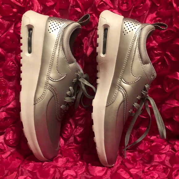 Nike Women's Air Max Thea SE Running Shoe - Picture 3 of 8